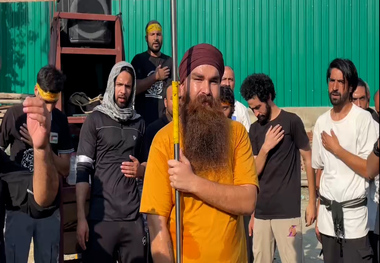 یک غیرمسلمان (سیک) در دسته عزاداری در شمال کشمیر  شرکت کرد