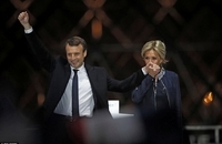 40110B2500000578-4482380-Emmanuel_Macron_and_his_wife_addressed_his_adoring_supporters_ou-m-159_1494192114038