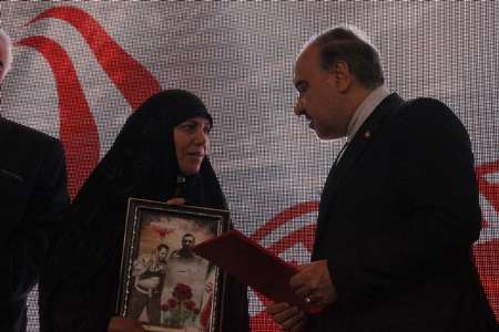 وزیر ورزش و جوانان از خانواده شهدای مدافع حرم تجلیل کرد
