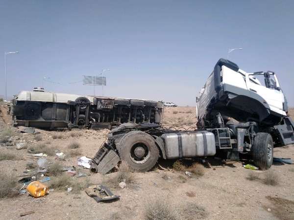 واژگونی تانکر حامل بنزین با ۲ کشته در کرمان