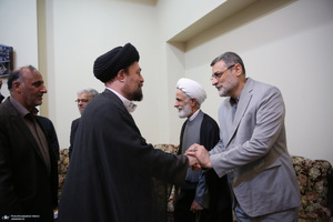 اقامه نمازسید حسن خمینی  بر پیکر شهید حیدری در حرم مطهر امام خمینی (س)