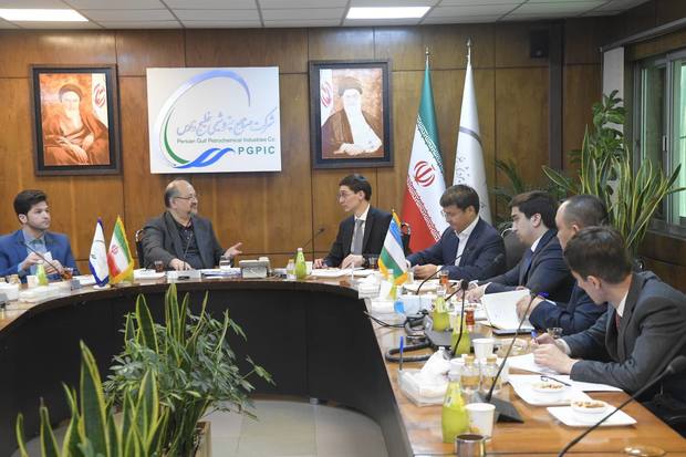 محمد شریعتمداری با معاون وزیر صنعت ازبکستان مطرح کرد: پیشنهاد تشکیل میزدائم همکاری‌های صنعت پتروشیمی ایران و ازبکستان/ هلدینگ خلیج‌فارس، آماده تدوین نقشه راه همکاری‌های دو کشور در زمینه پتروشیمی است