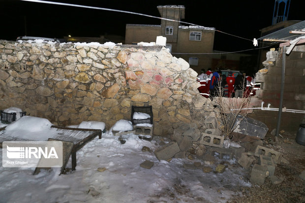 چادرهای هلال احمر برای زلزله‌زدگان خان‌زنیان شیراز برپا شد