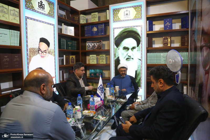 بازدید سرپرست موسسه تنظیم و نشر آثار حضرت امام خمینی(ره) از نمایشگاه کتاب