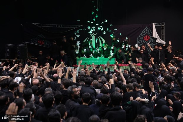 مراسم وداع با پیکر رهبر شهید در جوار حسینیه امام خمینی(ره) برگزار شد + تصاویر