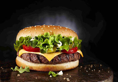 
خوردن همبرگر چه بلایی سرتان می آورد؟