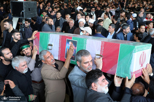 اقامه نماز رهبر معظم انقلاب بر پیکر رئیس جمهوری و یارانش