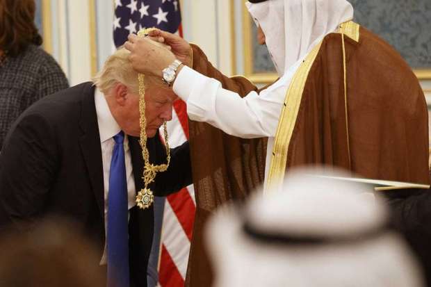 عکس/ عالی ترین مدال سعودی بر گردن ترامپ