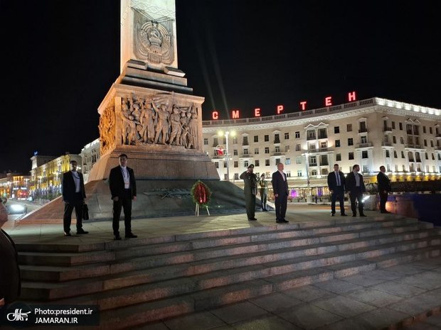 ادای احترام پزشکیان به بنای یادبود کشته‌شدگان جنگ میهنی بلاروس در میدان پیروزی مینسک + عکس