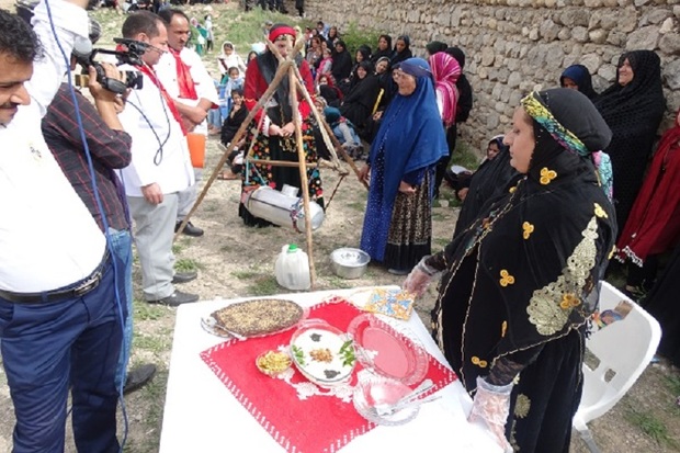 جشنواره سفره ایرانی در شهرستان دنا برگزار شد