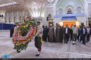 ادای احترام شرکت کنندگان در  مسابقات بین المللی قرآن کریم  به مقام شامخ حضرت امام خمینی(س)