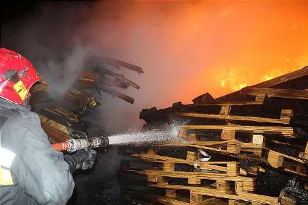 آتش سوزی در یک شرکت تعطیل شهر صنعتی رشت مهار شد