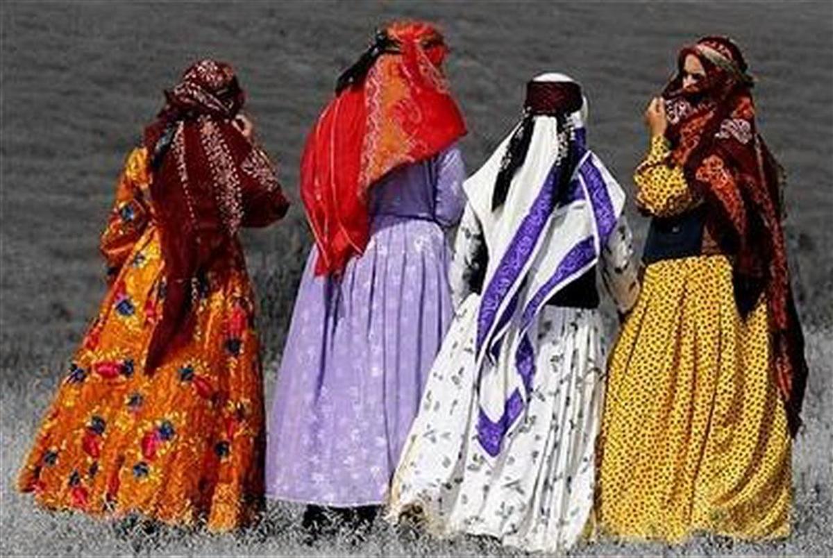 مُد امروز ایرانی ها چیست؟/ چرا لباس های با خطوط نستعلیق از مُد افتاد؟!/ دبیر انجمن هنرهای ایران: برخی رنگ ها مناسب زندگی شهری نیست
