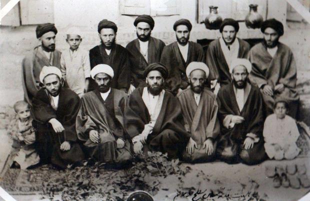 عکس قدیمی از امام خمینی و جمعی از مدرسین حوزه علمیه قم