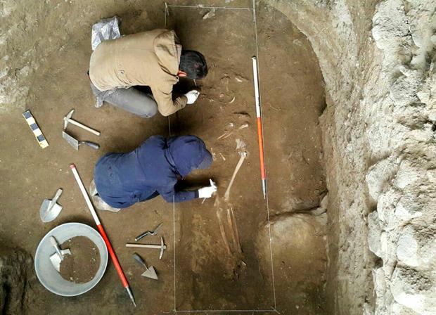 کشف بقایای یک جسد با قدمت تاریخی در کاوش های باستان شناسی میدان امام(ره) همدان