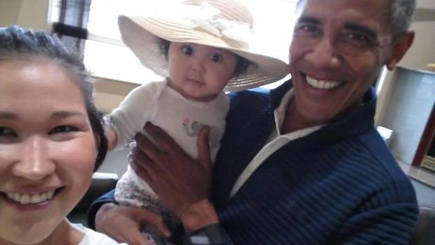 عکس/ اوباما، بچه به بغل