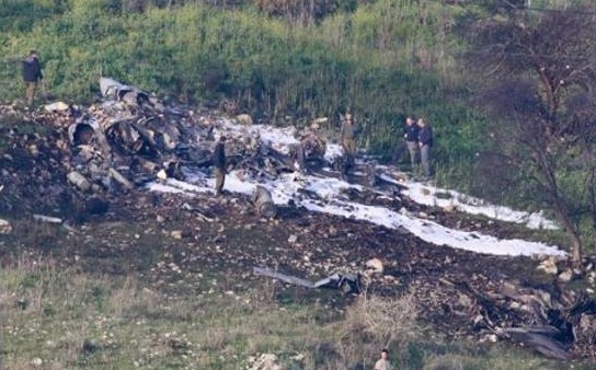 لاشه جنگنده سرنگون شده اسرائیل توسط پدافند سوریه +تصاویر