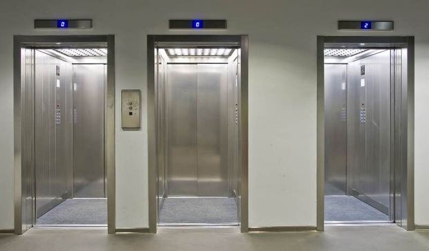 پلمب یک دستگاه آسانسور غیر استاندارد در بروجرد