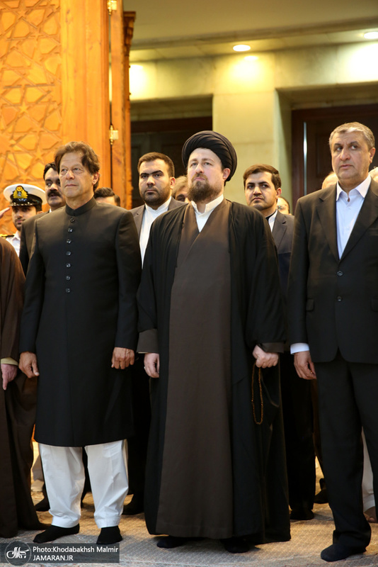 ادای احترام نخست وزیر پاکستان به مقام شامخ امام خمینی(س)