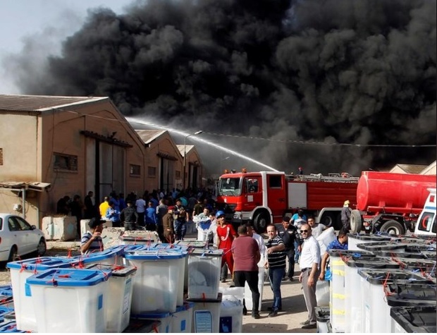 آتش سوزی بزرگ در بزرگترین انبار صندوق های آرای انتخابات پارلمانی عراق در بغداد+عکس