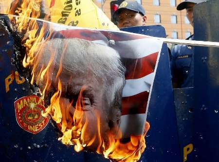 معترضان فیلیپین تصاویر ترامپ را به آتش کشیدند