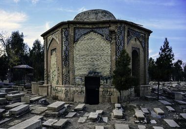قبرستان تاریخی شیراز در آتش سوخت/ میراث فرهنگی: ما مسئول نگهداری از قبرستان نیستیم