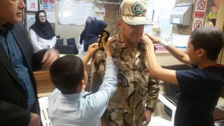 نشان نظامی با دست بیماران مبتلا به سرطان بر شانه سرهنگ قزوینی نشست