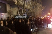 تجمع دوستداران استاد شجریان در مقابل بیمارستان جم/ عکس