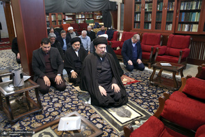 حضور جمعی از شخصیت های سیاسی در منزل مرحوم آیت الله موسوی بجنوردی (ره) -3
