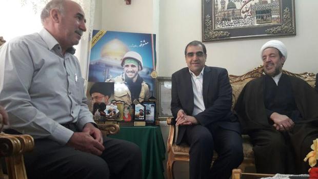 وزیر بهداشت با خانواده شهید 'مصطفوی' دیدار کرد