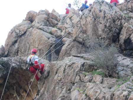نجات نوجوان گرفتار در ارتفاعات پاسارگاد پس از هفت ساعت تلاش امدادگران