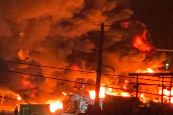 انبار بزرگ ضایعات پارس آباد در آتش سوخت