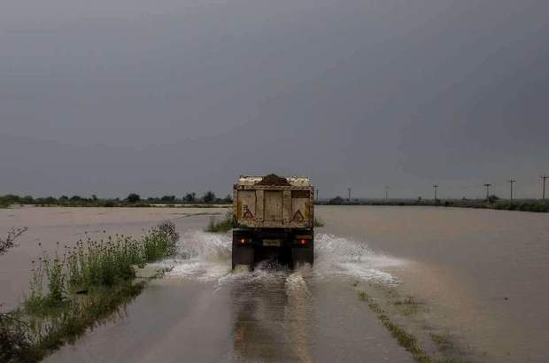 سیلاب بخش هایی از جاده اهواز - خرمشهر را زیر آب برد