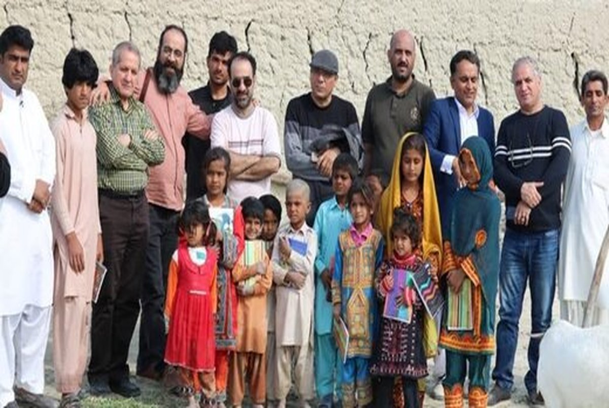 حضور نویسندگان و شاعران در مناطق سیل‌زده سیستان و بلوچستان/ عکس