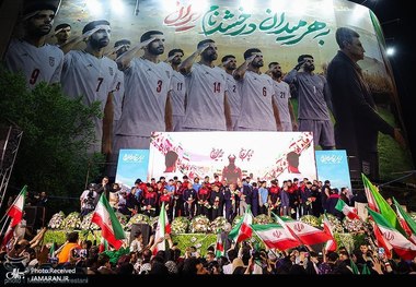 عکس و ویدیو| سلام نظامی و سرودخوانی مردم کنار تیم ملی فوتبال ایران در مراسم بدرقه 