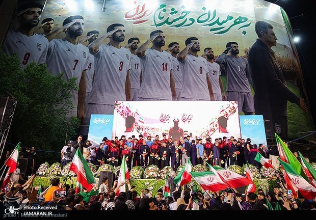 عکس و ویدیو| سلام نظامی و سرودخوانی مردم کنار تیم ملی فوتبال ایران در مراسم بدرقه 