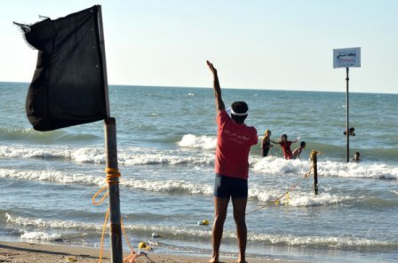 نجات جان 60 نفر مسافر در ساحل محمودآباد