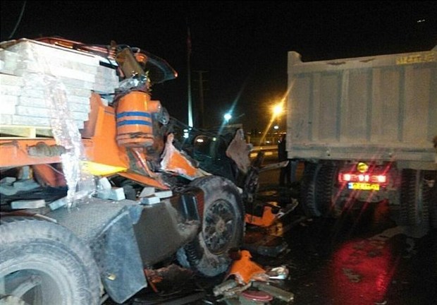 خواب آلودگی راننده تریلی درمحور برازجان - بوشهر جان 2 نفر را گرفت