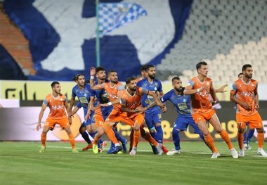 پرسپولیس با هواداران ماکتی در انتظار شاهین/ تراکتور و استقلال به دنبال سهمیه آسیایی +جدول