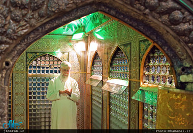 لحظاتی از حضور روز گذشته رهبرانقلاب در مراسم غبارروبی مضجع مطهر امام رضا علیه‌السلام