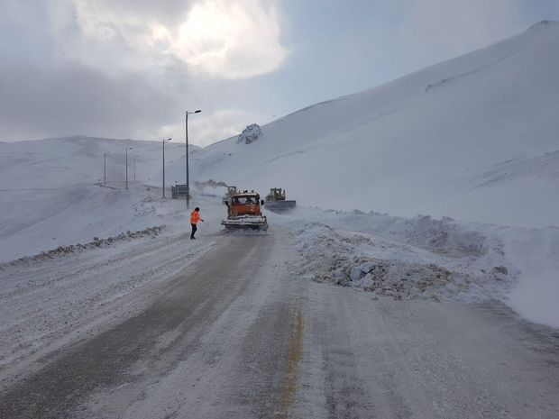 برف و کولاک موجب کندی  تردد در  راه‌های ارتباطی استان شد