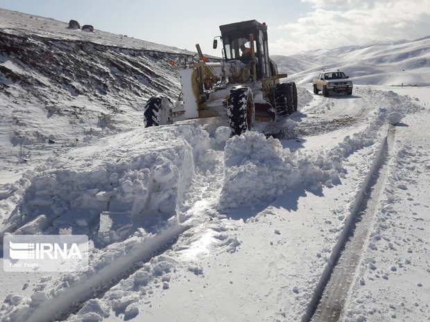 بارش برف راه ارتباطی ۳۰۰ روستای دلفان را قطع کرد