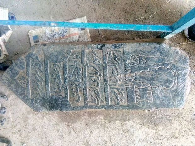 کشف دو سنگ قبر تاریخی در روستای سید آباد چناران