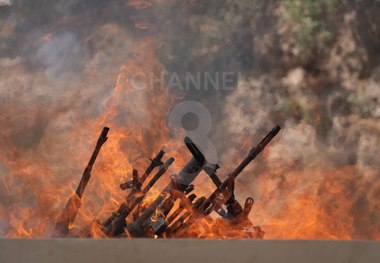 ده‌ها نفر از اعضای پ.ک.ک سلاح‌های خود را سوزاندند + عکس