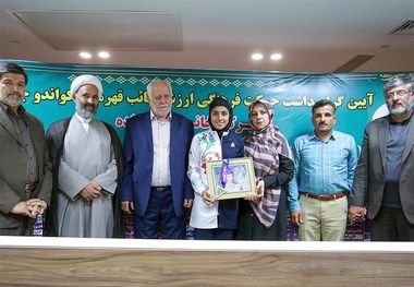 اهدای مدال مهلا مومن‌زاده به موزه آستان قدس رضوی
