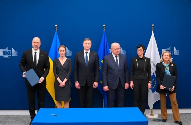 اتحادیه اروپا حیران میان نگرانی‌ از فروپاشی و جاه‌طلبی‌ها برای گسترش