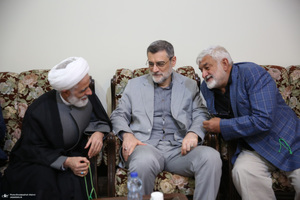 اقامه نمازسید حسن خمینی  بر پیکر شهید حیدری در حرم مطهر امام خمینی (س)