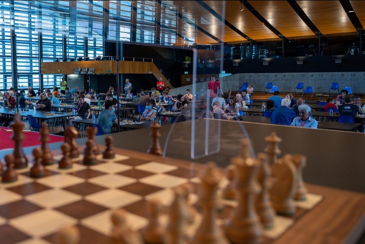 شطرنج آکواریومی ابتکار سوئیسی ها برای مقابله با کرونا! +تصاویر