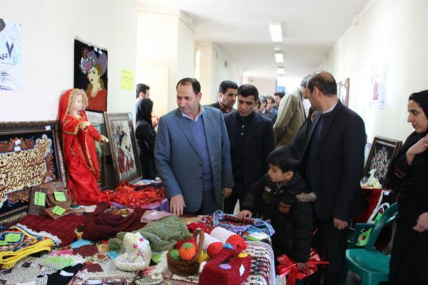 نمایشگاه آثار صنایع دستی و جشنواره غذاهای محلی آموزشیاران سوادآموزی در تکاب گشایش یافت