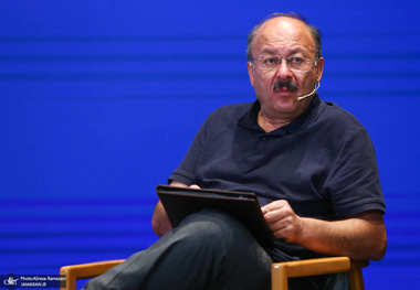 بیژن عبدالکریمی: پس از چهل سال هنوز بلوغ سیاسی در کشور شکل نگرفته/ با تمام مسائل پلیسی و امنیتی برخورد می‌شود/ گفتمان انقلاب باید توجه کند که جاسوس در پوششی چفیه بر گردن و انگشتر عقیق بر دست خواهد آمد